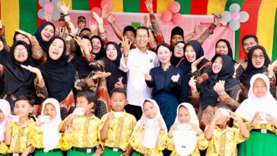 Wali Kota Batam, Amsakar Achmad, bersama Wakil Wali Kota Batam, Li Claudia Chandra, bersama siswa saat penyerahan KIA belum lama ini. Dok HUMAS DISKOMINFO BATAM