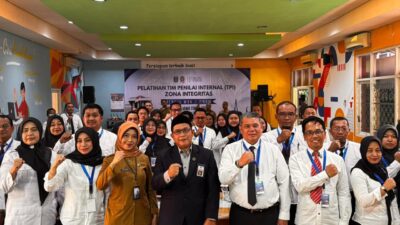 Plt Inspektur Kota Batam, Yusfa Hendri, bersama sejumlah peserta lain ngikuti Diklat Penilai Zona Integritas di Surabaya, Jawa Timur. Dok PEMKO BATAM