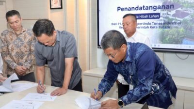 Sekretaris Daerah Kota Batam, Firmansyah, dan Direktur PT Prima Propertindo Utama, Albert Crenna Dessely, menandatangani naskah hibah di Kantor Wali Kota Batam, Kamis (11/6/2026). HUMAS DISKOMINFO BATAM