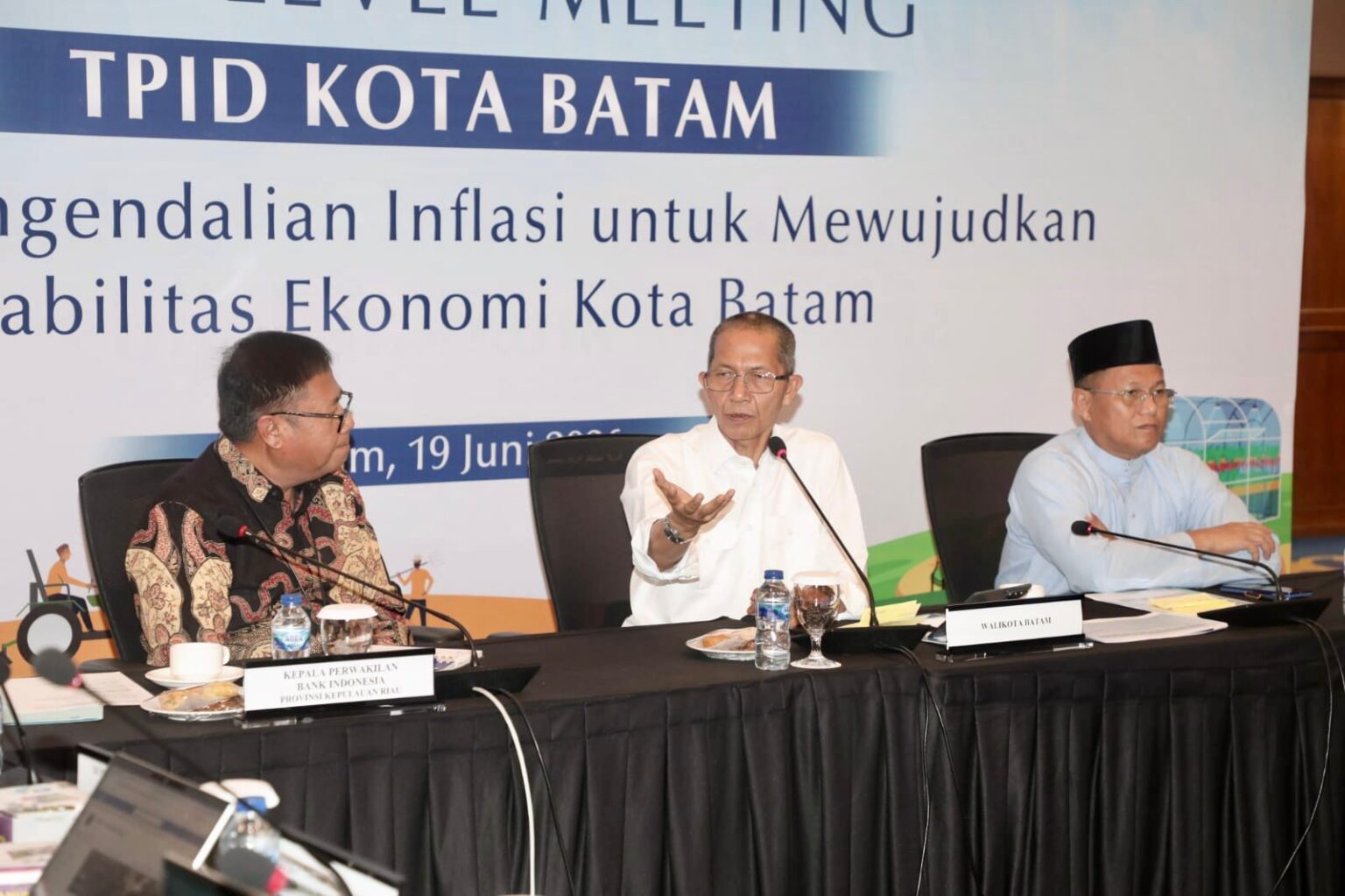 Wali Kota Batam, Amsakar Achmad, menyampaikan arahan saat menghadiri HLM TPID Kota Batam Tahun 2026 di Ruang Raja Haji Fisabilillah, Kantor Perwakilan Bank Indonesia Kepri, Jumat (19/6/2026). HUMAS DISKOMINFO BATAM