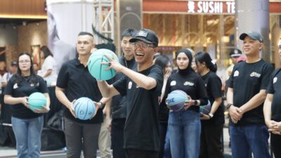 Wali Kota Batam, Amsakar Achmad, bersiap melempar bola saat membuka Basketball 3×3 Bhayangkara Championship di Grand Batam Mall, Lubukbaja, Kamis (25/6/2026). HUMAS DISKOMINFO BATAM