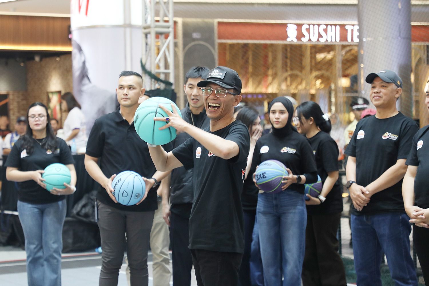 Wali Kota Batam, Amsakar Achmad, bersiap melempar bola saat membuka Basketball 3×3 Bhayangkara Championship di Grand Batam Mall, Lubukbaja, Kamis (25/6/2026). HUMAS DISKOMINFO BATAM
