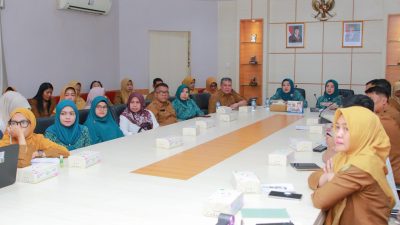 Ketua TP-PKK Batam, Erlita Amsakar, memimpin rapat persiapan hari anak 2026 di Kantor Wali Kota Batam, Senin (6/7/2026). HUMAS DISKOMINFO BATAM