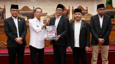 Wali Kota Batam, Amsakar Achmad, menyerahkan rancangan KUA-PPAS kepada pimpinan DPRD Batam saat sidang paripurna di Kantor DPRD Batam, Rabu (8/7/2026). HUMAS DISKOMINFO BATAM