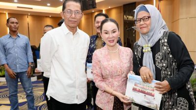Wali Kota Batam, Amsakar Achmad, bersama Wakil Wali Kota Batam, Li Claudia Chandra, menyerahkan insentif RT,RW, dan LPM Lubukbaja di Hotel AP Premier, Senin (13/7/2026) malam. HUMAS DISKOMINFO BATAM