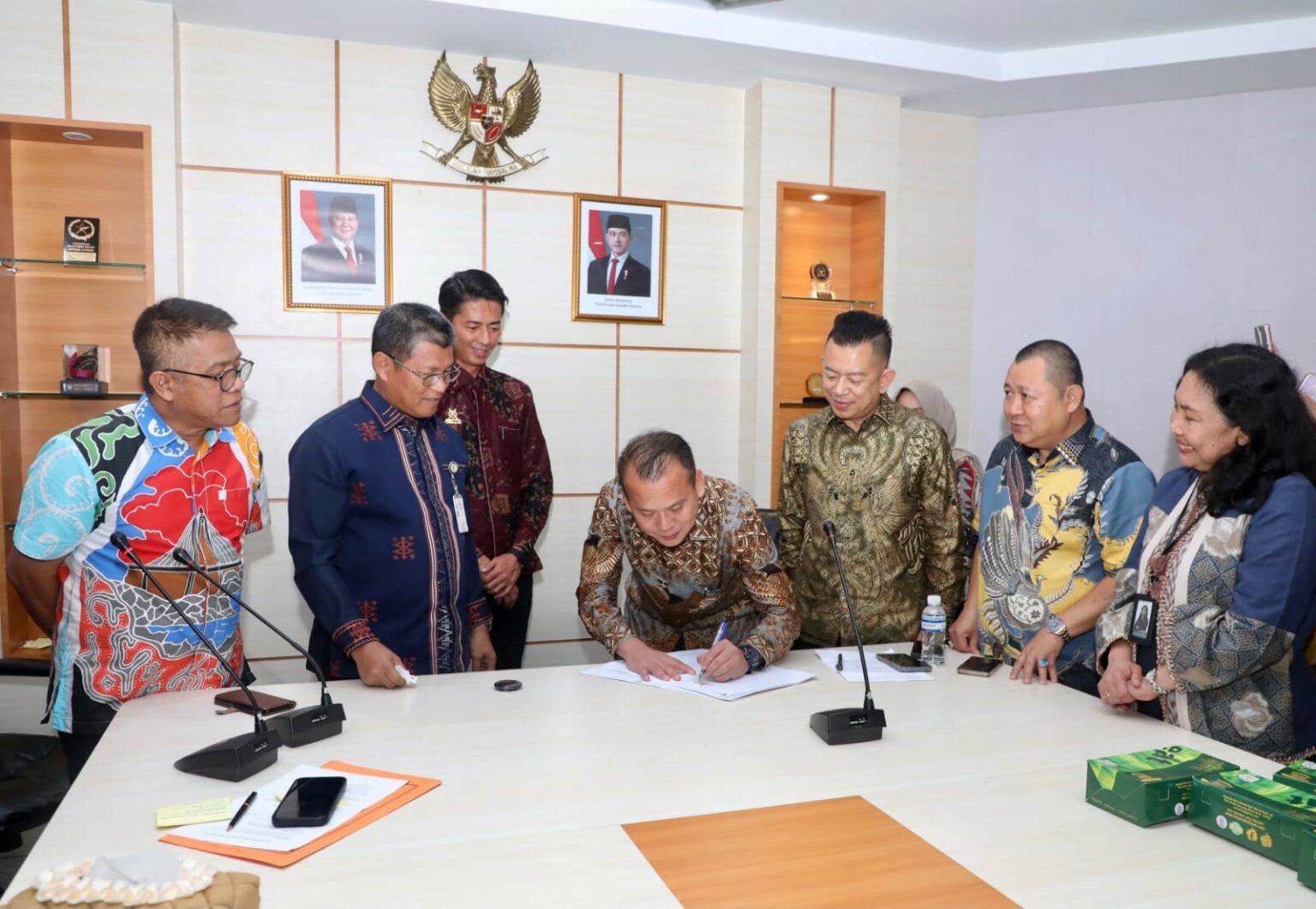 Sekda Batam, Firmansyah, bersama jajaran, menyaksikan penandatanganan PKS pemanfaatan aset Kawasan Wisata Dendang Melayu di Kantor Wali Kota Batam, Kamis (16/7/2026). HUMAS DISKOMINFO BATAM