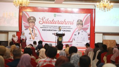 Wali Kota Batam, Amsakar Achmad, menyampaikan sambutan saat silaturahmi bersama RT, RW, LPM, dan Tokoh Masyarakat se-Kecamatan Bengkong di Golden Prawn 933, Bengkong, Rabu (22/7/2026) malam. HUMAS DISKOMINFO BATAM