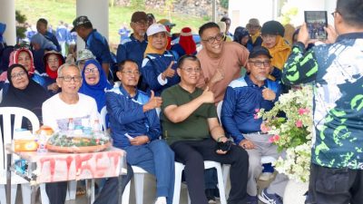 Sekda Batam, Firmansyah, bersama sejumlah pensiunan pegawai Pemko Batam saat silaturahmi di Sekupang, Sabtu (25/7/2026). HUMAS DISKOMINFO BATAM