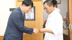 Wali Kota Batam, Amsakar Achmad, menyalami President Jeonju Vision College, Woo Byung-hun, saat pertemuan di Kantor Wali Kota Batam, Senin (27/7/2026). HUMAS DISKOMINFO BATAM