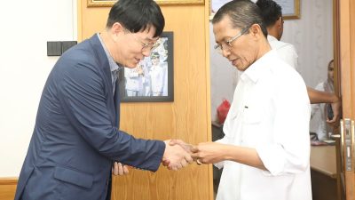 Wali Kota Batam, Amsakar Achmad, menyalami President Jeonju Vision College, Woo Byung-hun, saat pertemuan di Kantor Wali Kota Batam, Senin (27/7/2026). HUMAS DISKOMINFO BATAM