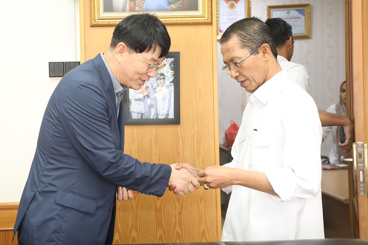 Wali Kota Batam, Amsakar Achmad, menyalami President Jeonju Vision College, Woo Byung-hun, saat pertemuan di Kantor Wali Kota Batam, Senin (27/7/2026). HUMAS DISKOMINFO BATAM