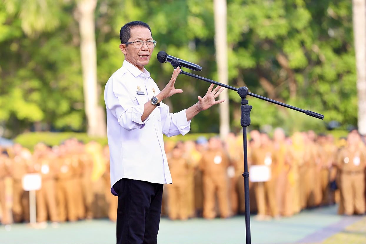 Wali Kota Batam, Amsakar Achmad, memimpin apel gabungan Pemko Batam di Dataran Engku Putri, Batamcentre, Senin (3/8/2026). HUMAS DISKOMINFO BATAM