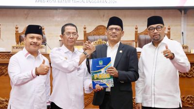 Wali Kota Batam, Amsakar Achmad, menyerahkan Rancangan Perubahan KUA-PPAS kepada pimpinan DPRD Batam saat Sidang Paripurna di Kantor DPRD Batam, Senin (3/8/2026). HUMAS DISKOMINFO BATAM