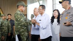 Wali Kota Batam, Amsakar Achmad, berbincang dengan Panglima TNI, Jenderal Agus Subiyanto, di Bandara Internasional Hang Nadim Batam, Senin (4/8/2026). HUMAS DISKOMINFO BATAM