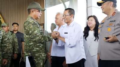 Wali Kota Batam, Amsakar Achmad, berbincang dengan Panglima TNI, Jenderal Agus Subiyanto, di Bandara Internasional Hang Nadim Batam, Senin (4/8/2026). HUMAS DISKOMINFO BATAM