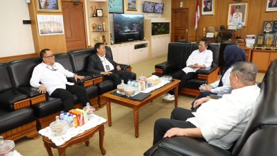 Wali Kota Batam, Amsakar Achmad, menerima kunjungan kerja Kepala PN Batam yang baru, Arizal Anwar, bersama mantan Kepala PN Batam, Tiwik, di Kantor Wali Kota Batam, Senin (10/8/2026). HUMAS DISKOMINFO BATAM