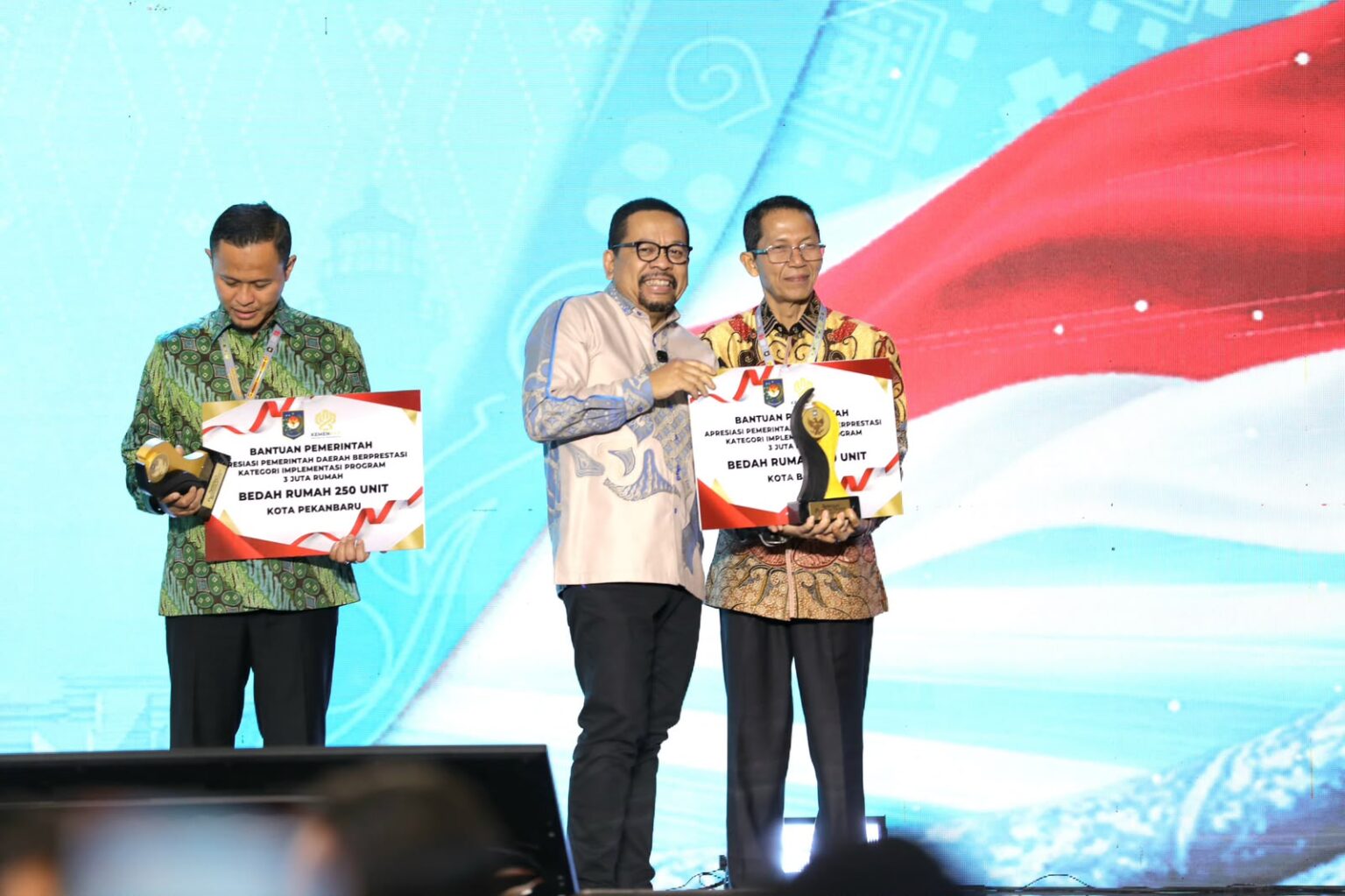 Wali Kota Batam, Amsakar Achmad, menerima penghargaan dalam Apresiasi Pemerintah Daerah Berprestasi Tahun 2026 di Hotel Radisson Batam, Rabu (12/8/2026) malam. HUMAS DISKOMINFO BATAM