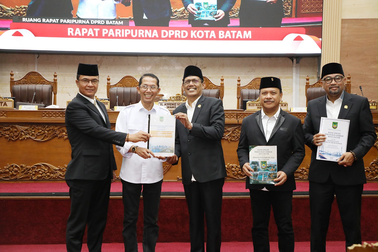 Wali Kota Batam, Amsakar Achmad, menyerahkan Ranperda kepada pimpinan DPRD Batam saat Sidang Paripurna di Kantor DPRD Batam, Sabtu (15/8/2026). HUMAS DISKOMINFO BATAM