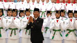 Wali Kota Batam, Amsakar Achmad, bersama Paskibraka Kota Batam 2026 usai dikukuhkan di Golden Prawn 933, Bengkong, Sabtu (15/8/2026) malam. HUMAS DISKOMINFO BATAM