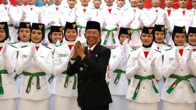Wali Kota Batam, Amsakar Achmad, bersama Paskibraka Kota Batam 2026 usai dikukuhkan di Golden Prawn 933, Bengkong, Sabtu (15/8/2026) malam. HUMAS DISKOMINFO BATAM