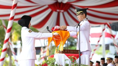 Wali Kota Batam, Amsakar Achmad, menyerahkan Bendera Merah Putih saat Upacara HUT ke-81 RI di Dataran Engku Putri, Batamcentre, Senin (17/8/2026). HUMAS DISKOMINFO BATAM