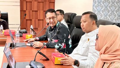 Kepala Dinas Perikanan Batam, Yudi Admajianto, membuka Sosialisasi Distribusi BBM Bersubsidi melalui Subpenyalur dan Penerbitan Surat Rekomendasi bagi Konsumen Pengguna JBT di Kantor Wali Kota Batam, Kamis (20/8/2026). HUMAS DISKOMINFO BATAM