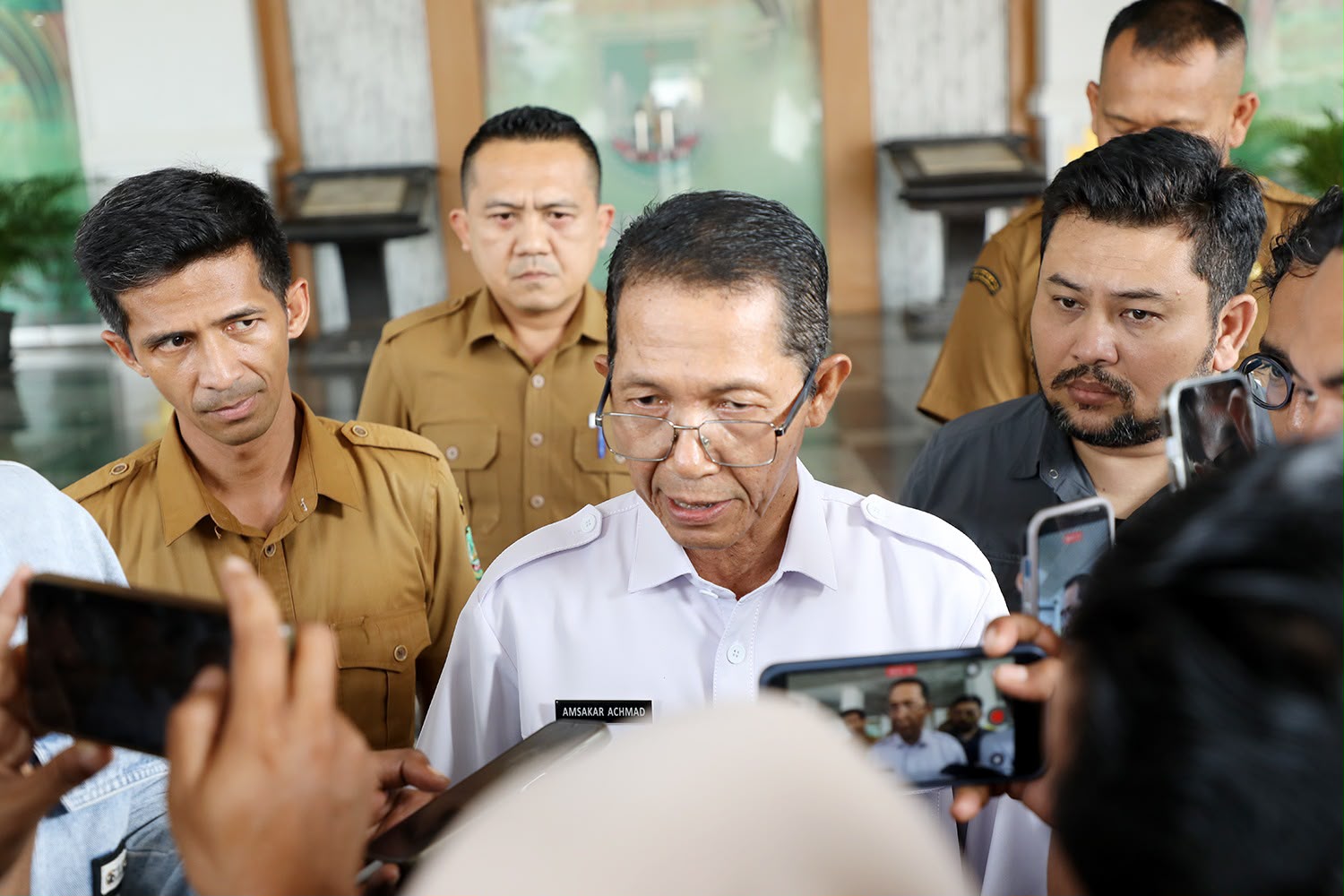 Wali Kota Batam, Amsakar Achmad, memberi keterangan kepada awak media, Senin (24/8/2026). HUMAS DISKOMINFO BATAM