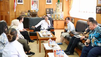 Wali Kota Batam, Amsakar Achmad, bersama Wakil Wali Kota Batam, Li Claudia Chandra, menerima kunjungan kerja pimpinan dan anggota DPRD Kota Tangerang Selatan di Ruang Kerja Wali Kota Batam. HUMAS DISKOMINFO BATAM
