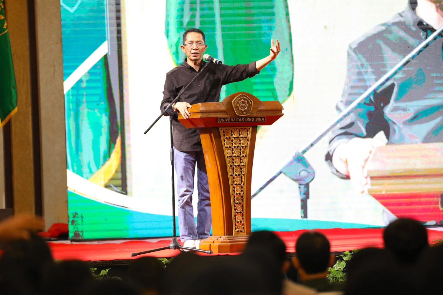 Wali Kota Batam, Amsakar Achmad, mengisi kuliah umum kepada 1.600 mahasiswa baru UIS Batam di Swiss-Belhotel Harbour Bay, Minggu (6/9/2026) malam