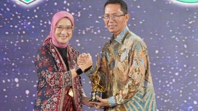 Menteri PANRB, Rini Widyantini, menyerahkan piala penghargaan kepada Wali Kota Batam, Amsakar Achmad, di Birawa Assembly Hall, Hotel Bidakara, Jakarta, Rabu (9/9/2026) malam. HUMAS DISKOMINFO BATAM
