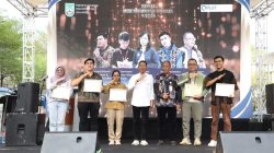 Wali Kota Batam, Amsakar Achmad, bersama pelaku UMKM saat menghadiri Puncak Penetapan Produk Unggulan Tahun 2026 di Lapangan Mal Top 100 Tembesi, Sagulung, Selasa (15/9/2026). HUMAS DISKOMINFO BATAM