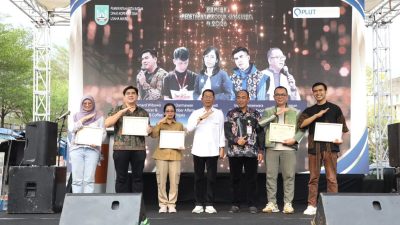 Wali Kota Batam, Amsakar Achmad, bersama pelaku UMKM saat menghadiri Puncak Penetapan Produk Unggulan Tahun 2026 di Lapangan Mal Top 100 Tembesi, Sagulung, Selasa (15/9/2026). HUMAS DISKOMINFO BATAM