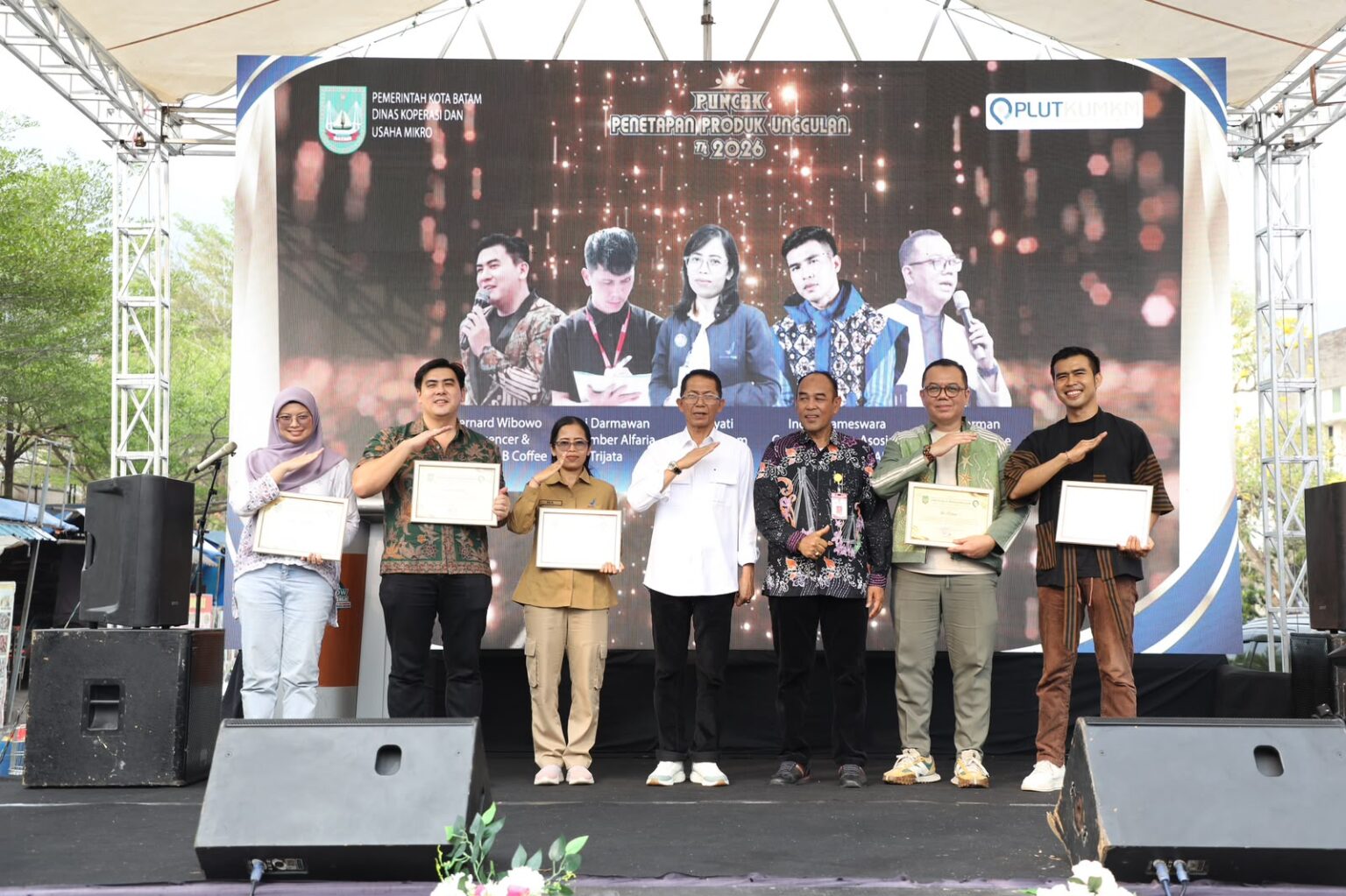 Wali Kota Batam, Amsakar Achmad, bersama pelaku UMKM saat menghadiri Puncak Penetapan Produk Unggulan Tahun 2026 di Lapangan Mal Top 100 Tembesi, Sagulung, Selasa (15/9/2026). HUMAS DISKOMINFO BATAM