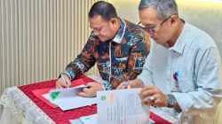Kepala BRIDA Kota Batam, Efrius, bersama Kepala BRIDA Kota Surabaya, Agus Imam Sonhaji, menandatangani PKS bersama di Kantor BRIDA Kota Surabaya, Kamis (24/9/2026). Dok PEMKO BATAM