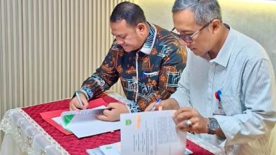 Kepala BRIDA Kota Batam, Efrius, bersama Kepala BRIDA Kota Surabaya, Agus Imam Sonhaji, menandatangani PKS bersama di Kantor BRIDA Kota Surabaya, Kamis (24/9/2026). Dok PEMKO BATAM