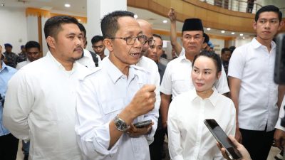 Wali Kota Batam, Amsakar Achmad, bersama Wakil Wali Kota Batam, Li Claudia Chandra, memberikan keterangan kepada wartawan belum lama ini. Dok HUMAS DISKOMINFO BATAM