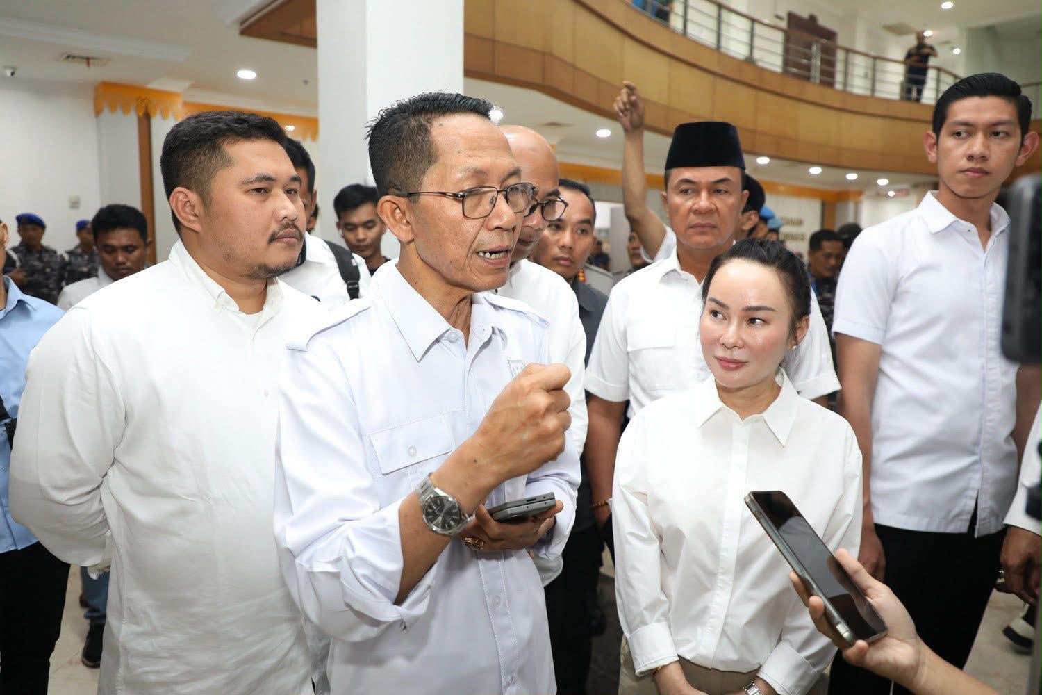 Wali Kota Batam, Amsakar Achmad, bersama Wakil Wali Kota Batam, Li Claudia Chandra, memberikan keterangan kepada wartawan belum lama ini. Dok HUMAS DISKOMINFO BATAM