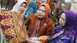 Ketua Dekranasda Kota Batam, Erlita Amsakar, bersama rombongan, melihat sejumlah produk saat menghadiri Pameran Kriyanusa 2026 di JCC, Jakarta, Sabtu (26/9/2026). HUMAS DISKOMINFO BATAM