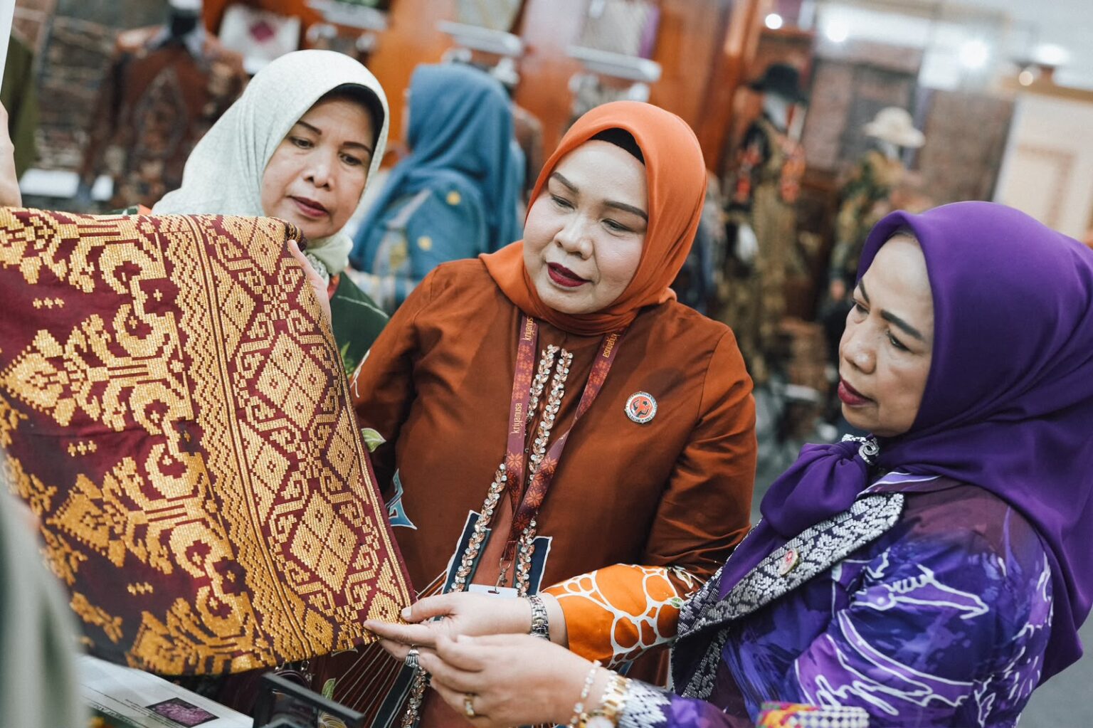 Ketua Dekranasda Kota Batam, Erlita Amsakar, bersama rombongan, melihat sejumlah produk saat menghadiri Pameran Kriyanusa 2026 di JCC, Jakarta, Sabtu (26/9/2026). HUMAS DISKOMINFO BATAM