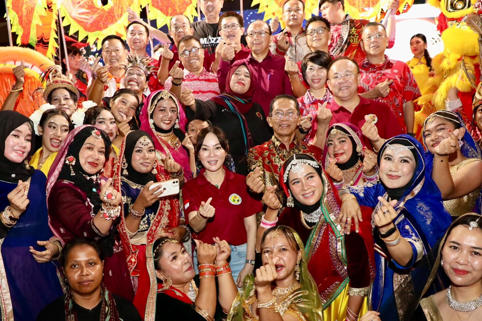 Wali Kota Batam, Amsakar Achmad, bersama Wakil Wali Kota Batam, Li Claudia Chandra, bersama sejumlah komunitas saat menghadiri Mooncake Festival Kota Batam di Kompleks Bumi Indah, Lubukbaja, Minggu (27/9/2026) malam. HUMAS DISKOMINFO BATAM