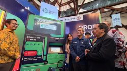 Founder & CEO REMIND, Muhammad Dzikri Ahira Soefihara (batik kuning) bersama dengan Direktur & Chief Regulatory Officer XLSMART, Merza Fachys (kanan), Dekan Fakultas Teknik Pertambangan dan Perminyakan ITB, Prof. Dr.Eng. Ir. Syafrizal, S.T., M.T.(tengah), Head Sustainability XLSMART, Ratu Maulia Ommaya (kiri) mencoba memindai salah satu perangkat elektronik tidak terpakai melalui vending machine #ByeByeBox dalam acara peluncuran Program E-Waste Reverse Vending Machine pertama di Indonesia “#ByeByeBox” di Aula Timur ITB Ganesha, Bandung. Senin (14/9).