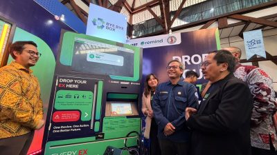Founder & CEO REMIND, Muhammad Dzikri Ahira Soefihara (batik kuning) bersama dengan Direktur & Chief Regulatory Officer XLSMART, Merza Fachys (kanan), Dekan Fakultas Teknik Pertambangan dan Perminyakan ITB, Prof. Dr.Eng. Ir. Syafrizal, S.T., M.T.(tengah), Head Sustainability XLSMART, Ratu Maulia Ommaya (kiri) mencoba memindai salah satu perangkat elektronik tidak terpakai melalui vending machine #ByeByeBox dalam acara peluncuran Program E-Waste Reverse Vending Machine pertama di Indonesia “#ByeByeBox” di Aula Timur ITB Ganesha, Bandung. Senin (14/9).
