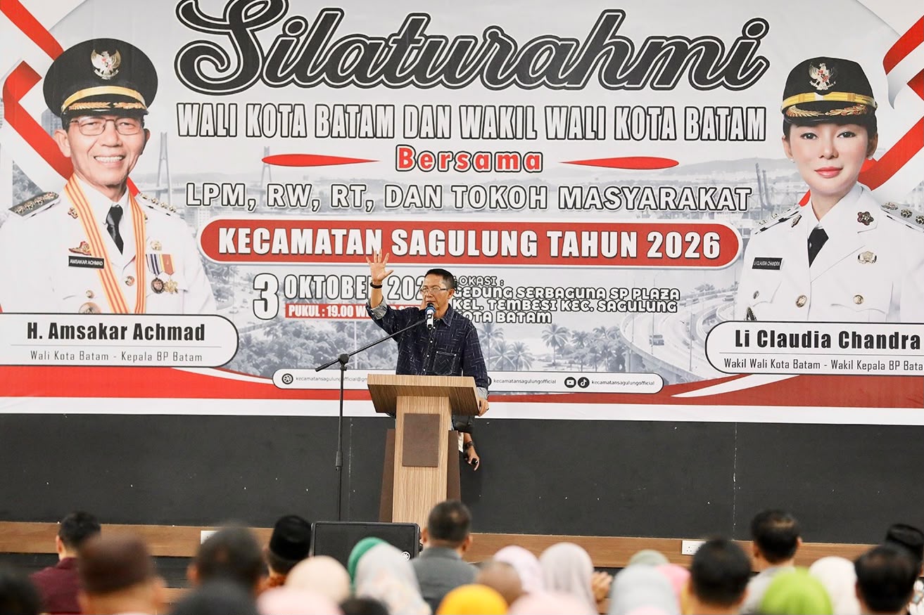 Wali Kota Batam, Amsakar Achmad, menyampaikan sambutan saat menghadiri silaturahmi bersama RT, RW, LPM se-Kecamatan Sagulung di Gedung Serbaguna Plaza Kecamatan Sagulung, Sabtu (3/10/2026) malam. HUMAS DISKOMINFO BATAM / RUMAWI