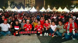 Wali Kota Batam, Amsakar Achmad, nobar Final FIFA ASEAN Cup 2026 bersama ribuan warga di Dataran Engku Putri, Batam Centre, Senin (5/10/2026). HUMAS DISKOMINFO BATAM / DHEO ANANDA PUTRA