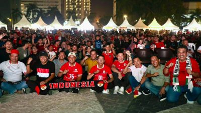 Wali Kota Batam, Amsakar Achmad, nobar Final FIFA ASEAN Cup 2026 bersama ribuan warga di Dataran Engku Putri, Batam Centre, Senin (5/10/2026). HUMAS DISKOMINFO BATAM / DHEO ANANDA PUTRA