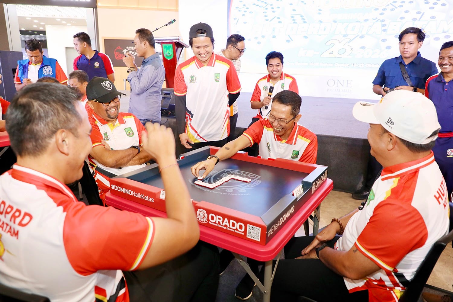 Wali Kota Batam, Amsakar Achmad, berpasangan dengan Komandan Kodaeral IV, Laksda TNI Berkat Widjanarko, saat Kejuaraan Olahraga Domino dalam rangka memperingati HUT ke-26 DPRD Kota Batam di One Batam Mall, Batam Center, Senin (19/10/2026). HUMAS DISKOMINFO BATAM / RUMAWI