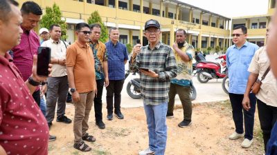 Wali Kota Batam, Amsakar Achmad, meninjau SDN 013 Sekupang usai peresmian jalan dan normalisasi drainase di Perumahan Taman Victoria, Sekupang, Minggu (25/10/2026). HUMAS DISKOMINFO BATAM / DHEO ANANDA PUTRA