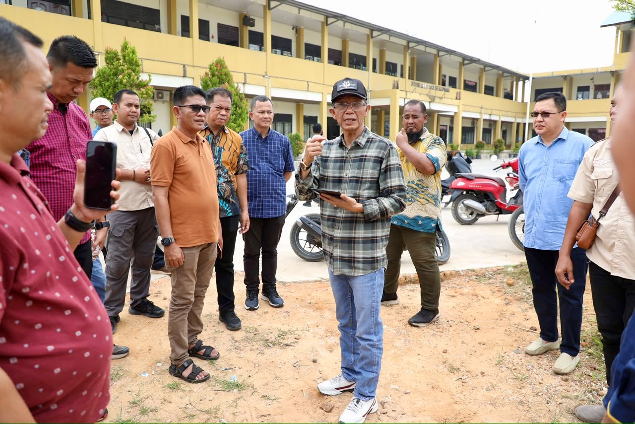 Wali Kota Batam, Amsakar Achmad, meninjau SDN 013 Sekupang usai peresmian jalan dan normalisasi drainase di Perumahan Taman Victoria, Sekupang, Minggu (25/10/2026). HUMAS DISKOMINFO BATAM / DHEO ANANDA PUTRA